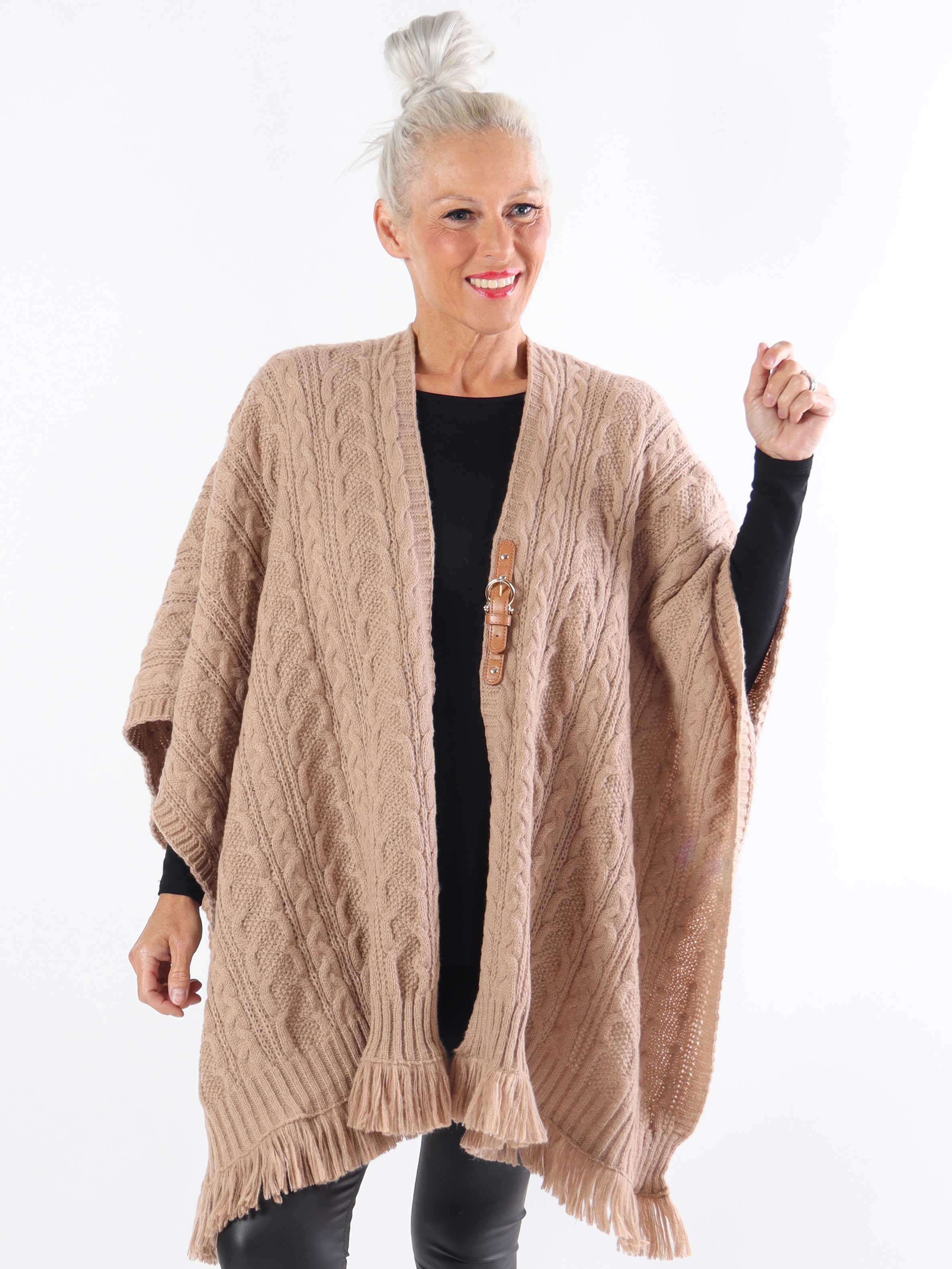 Elianna - Stickad poncho i plus size med ull och fransar